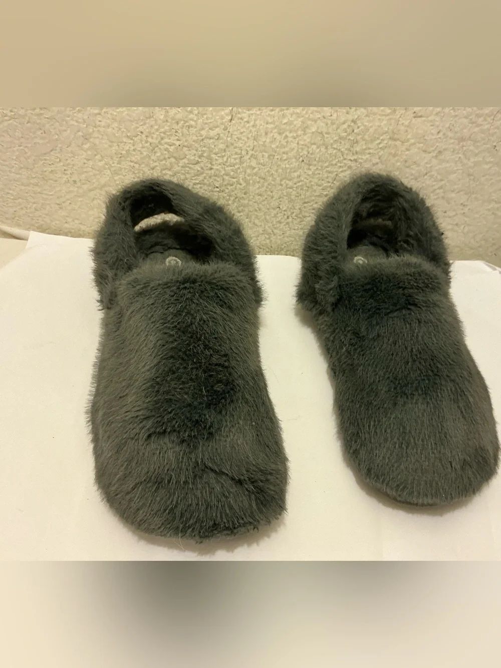 CROCS Faux Fur Slip-On Clog in Grey men’s 7/women’s 9